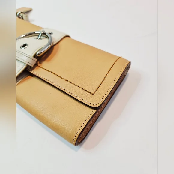 Coach Hampton Leather Beige White Wristlet Clutch Buckle Logo Charm 6694 - Picture 4 of 11